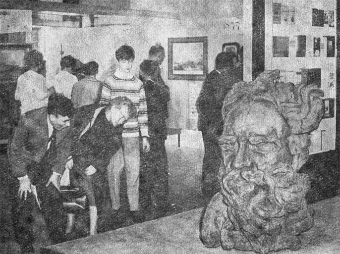 В одном из залов выставки в Праге. 1967 г