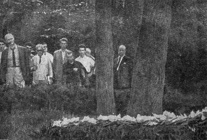 Группа иностранных писателей - участников симпозиума у могилы Л. Н. Толстого