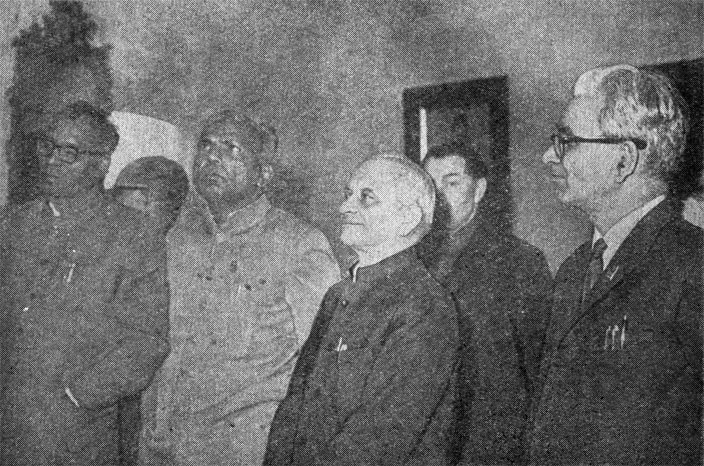 Товарищ Ш. А. Данге (в центре) - председатель национального совета коммунистической партии Индии и члены национального совета в зале дома-музея Л. И. Толстого