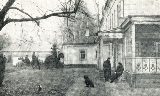 Л. Н. Толстой с посетителем у крыльца яснополянского дома. 1909 г. Фотография В. Г. Черткова