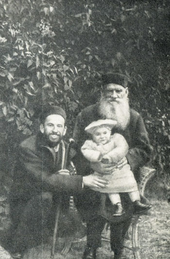 'Три Льва': Л. Н. Толстой с сыном Львом Львовичем и внуком Левой, Ясная Поляна, 1899 г. Фотография С. А. Толстой