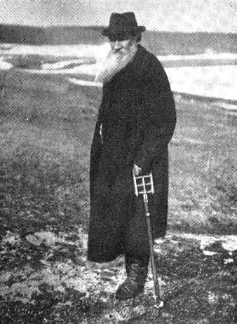 Л. Н. Толстой на прогулке. Ясная Поляна, 1908 г. Фотография С. А. Толстой