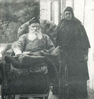 Л. Н. Толстой с сестрой М. Н. Толстой. Ясная Поляна, 1908 г. Фотография С. А. Толстой