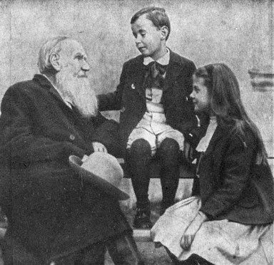 Л. Н. Толстой с внуками Ильей и Соней. Крёкшино, 1909 г. Фотография В. Г. Черткова