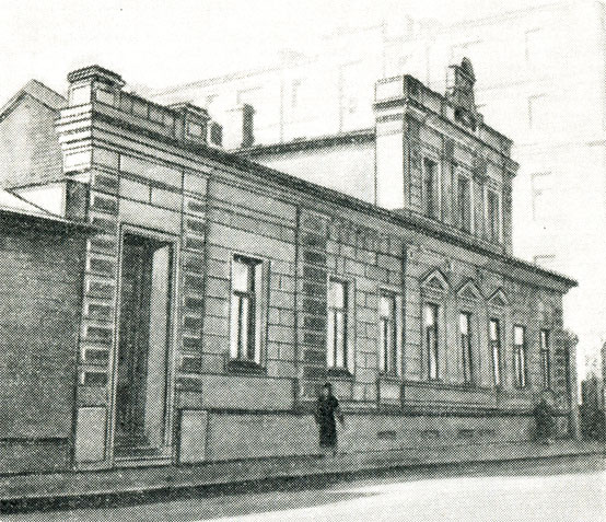 Дом № 3 по М. Левшинскому пер. Здесь Л. Н. Толстой жил со своей семьей в 1881 г