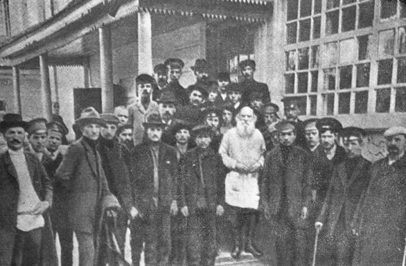 Л. Н. Толстой среди учеников вечерних курсов для рабочих. Ясная Поляна. 1909