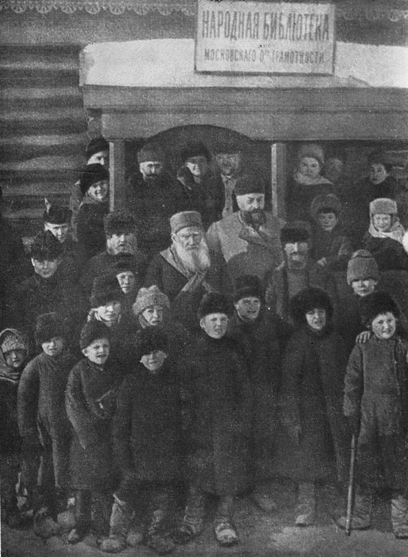 Л. Н. Толстой на открытии народной библиотеки