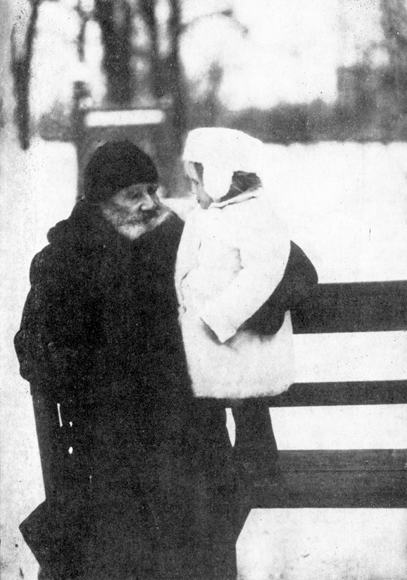 Л. Н. Толстой с внучкой Танечкой. Ясная Поляна. 26 ноября 1908 г.