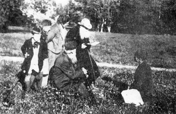 Л. Н. Толстой с внуками Соней и Ильюшкой и с невесткой О. К. Толстой, матерью детей. Крекшино, сентябрь 1909 г.